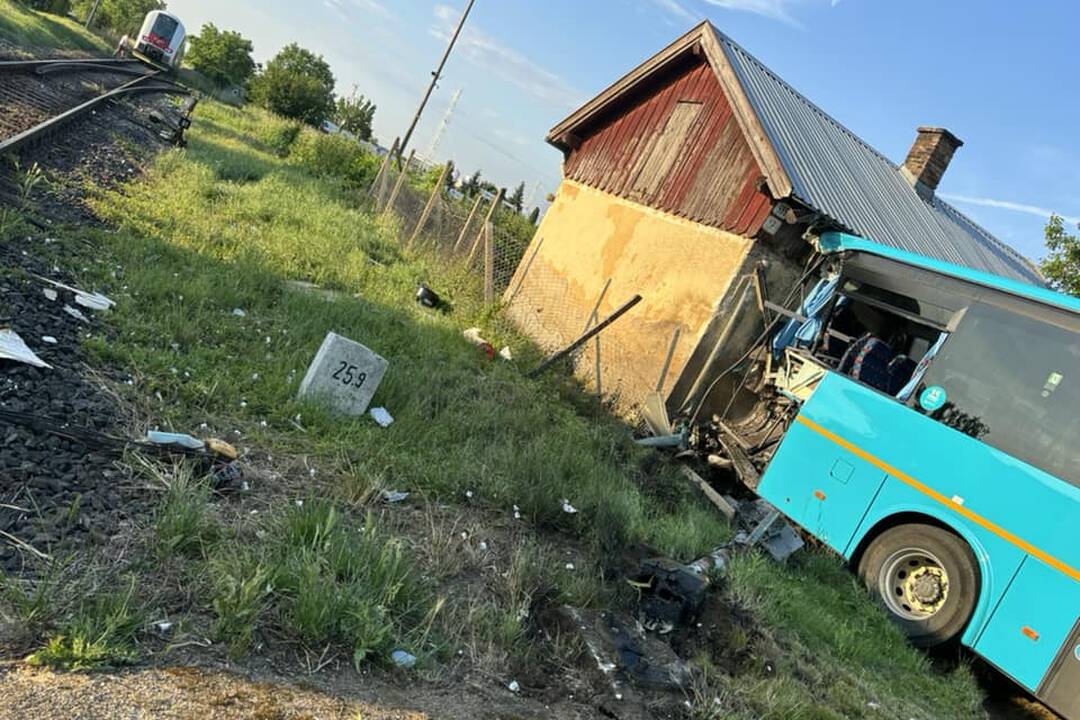 FOTO: V Ivanke pri Nitre došlo k zrážke vlaku s autobusom, náraz ho odhodil do domčeka, foto 1