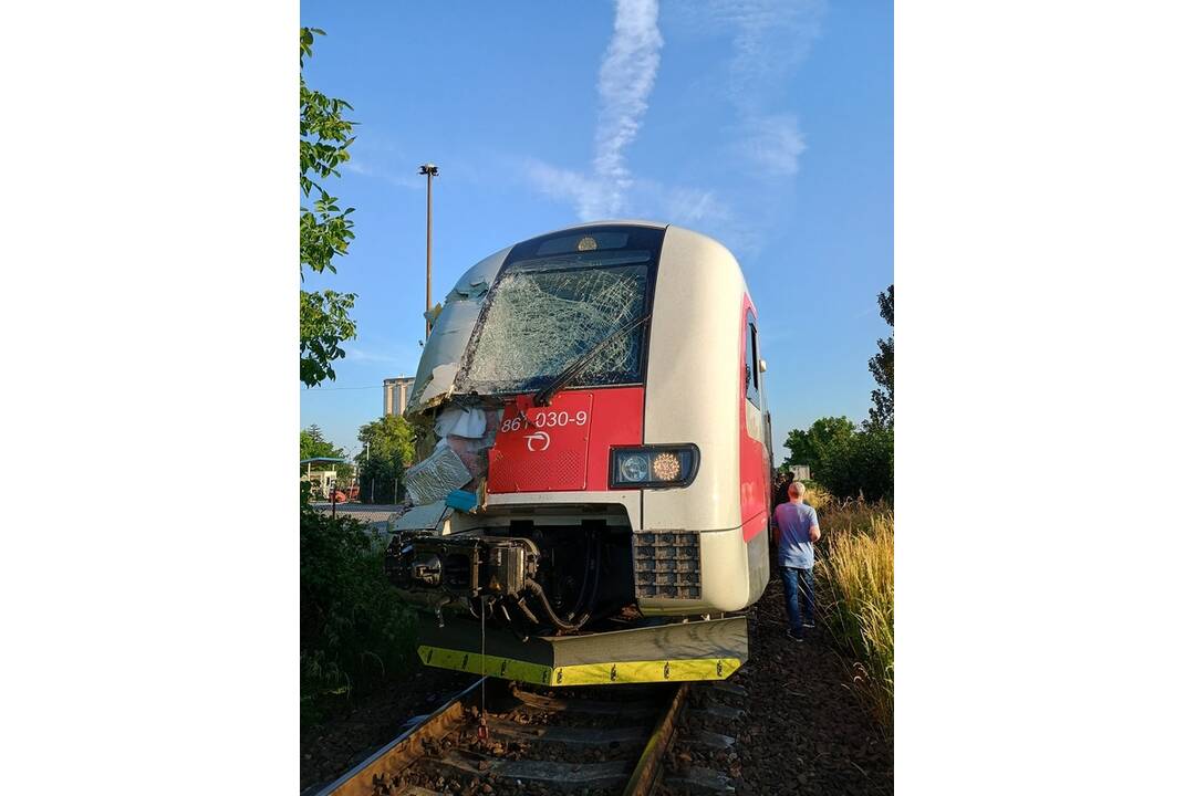 FOTO: V Ivanke pri Nitre došlo k zrážke vlaku s autobusom, náraz ho odhodil do domčeka, foto 8