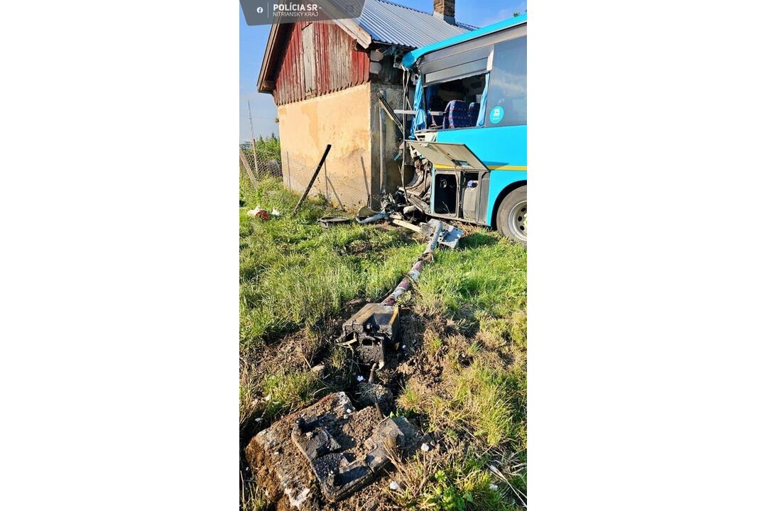 FOTO: V Ivanke pri Nitre došlo k zrážke vlaku s autobusom, náraz ho odhodil do domčeka, foto 9