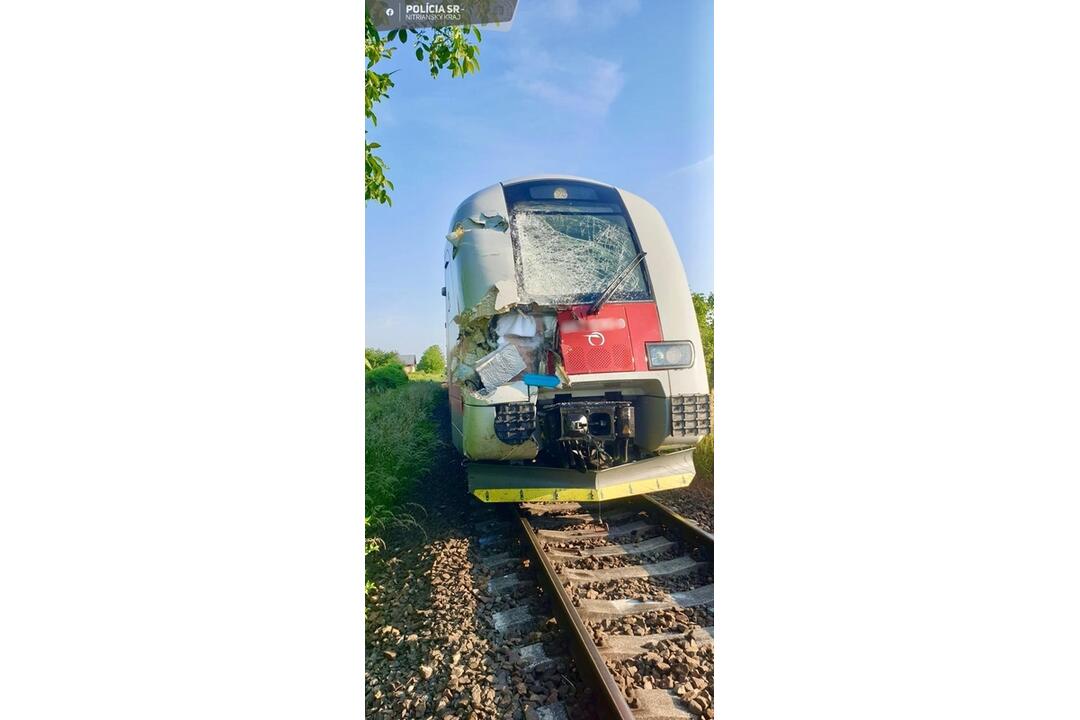 FOTO: V Ivanke pri Nitre došlo k zrážke vlaku s autobusom, náraz ho odhodil do domčeka, foto 10