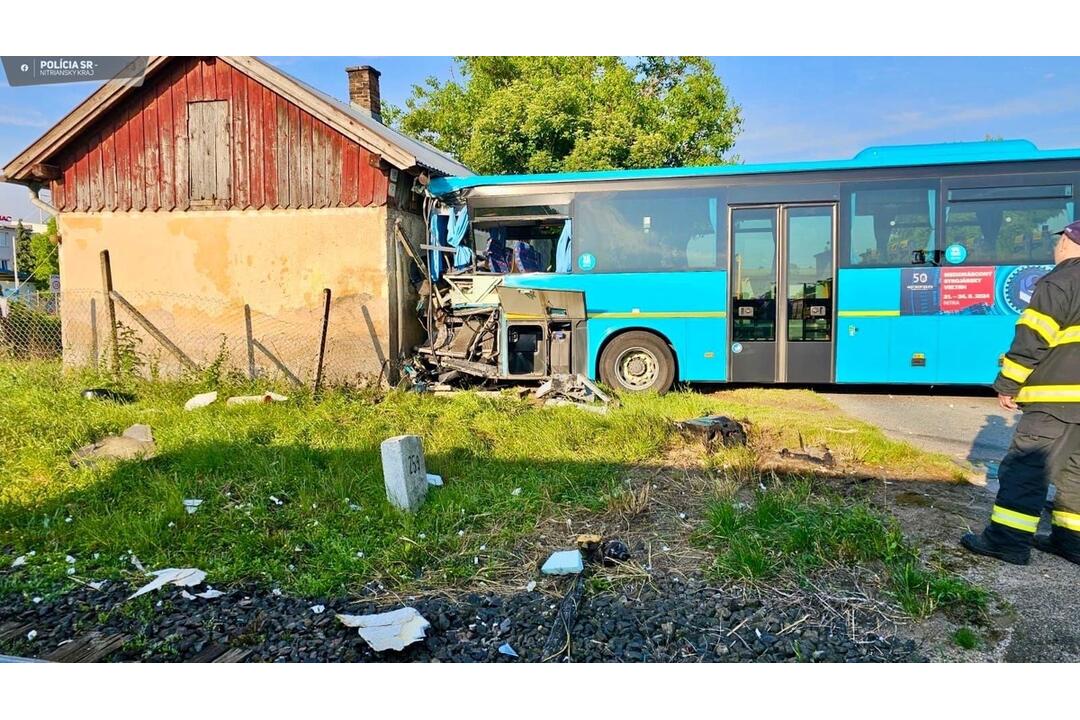 FOTO: V Ivanke pri Nitre došlo k zrážke vlaku s autobusom, náraz ho odhodil do domčeka, foto 11