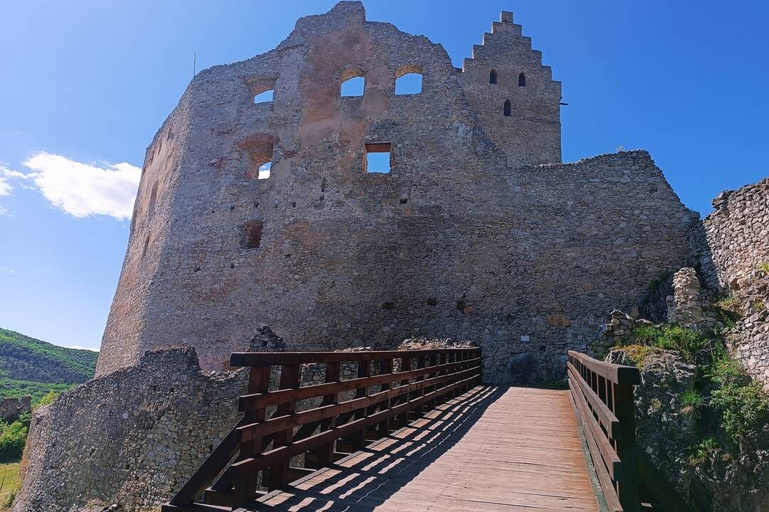 FOTO: Výlet na Topoľčiansky hrad a do Jaskyňe Opálená skala, foto 4