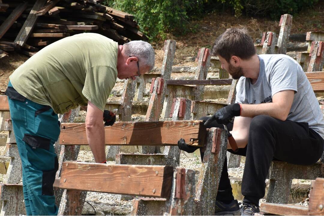 FOTO: Dobrovoľníci prišli opraviť amfiteáter v Nitre, foto 4