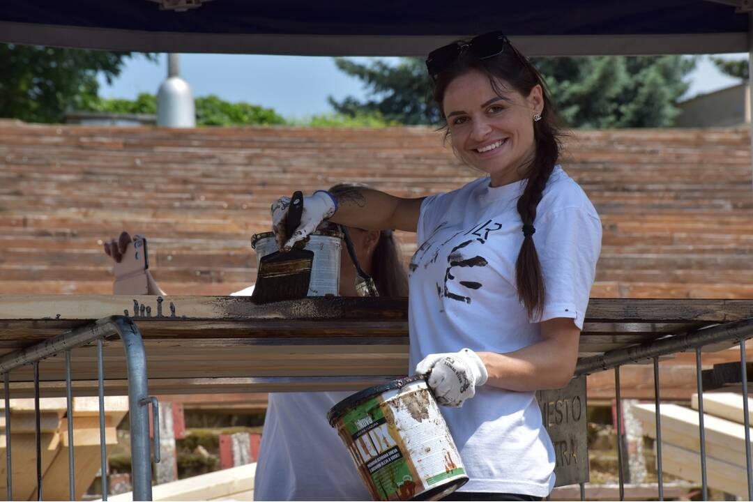 FOTO: Dobrovoľníci prišli opraviť amfiteáter v Nitre, foto 5