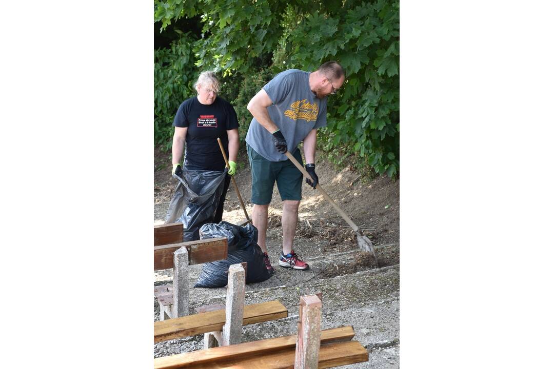 FOTO: Dobrovoľníci prišli opraviť amfiteáter v Nitre, foto 8