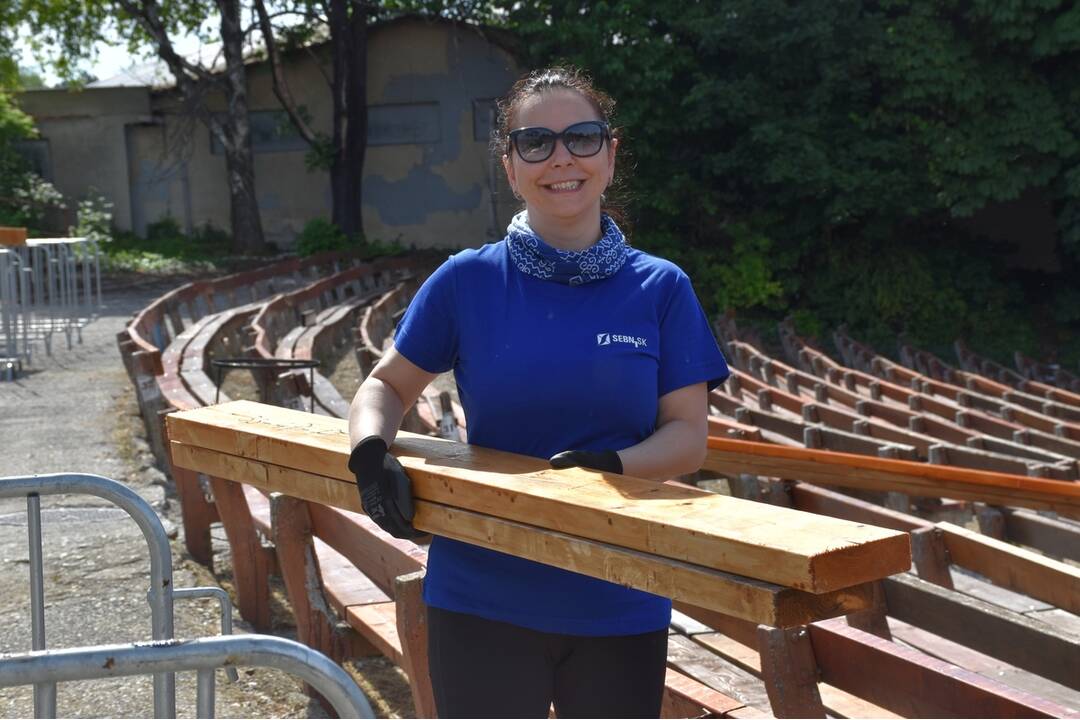 FOTO: Dobrovoľníci prišli opraviť amfiteáter v Nitre, foto 9