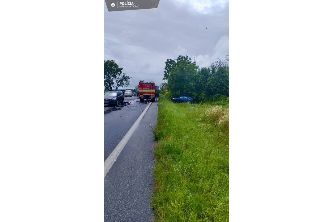 FOTO: Pri Zlatých Moravciach sa zrazil autobus s autom , foto 1