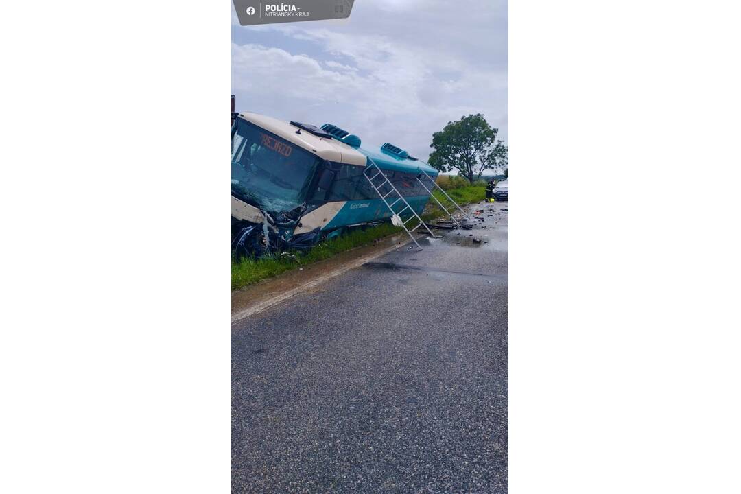 FOTO: Pri Zlatých Moravciach sa zrazil autobus s autom , foto 2
