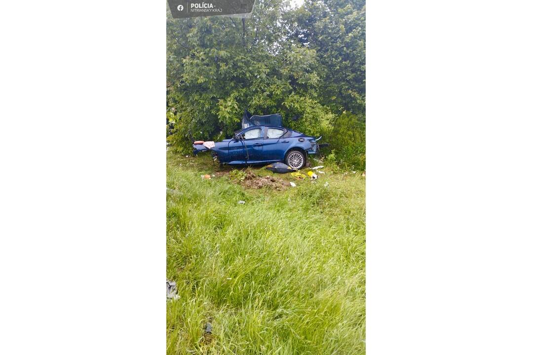 FOTO: Pri Zlatých Moravciach sa zrazil autobus s autom , foto 3