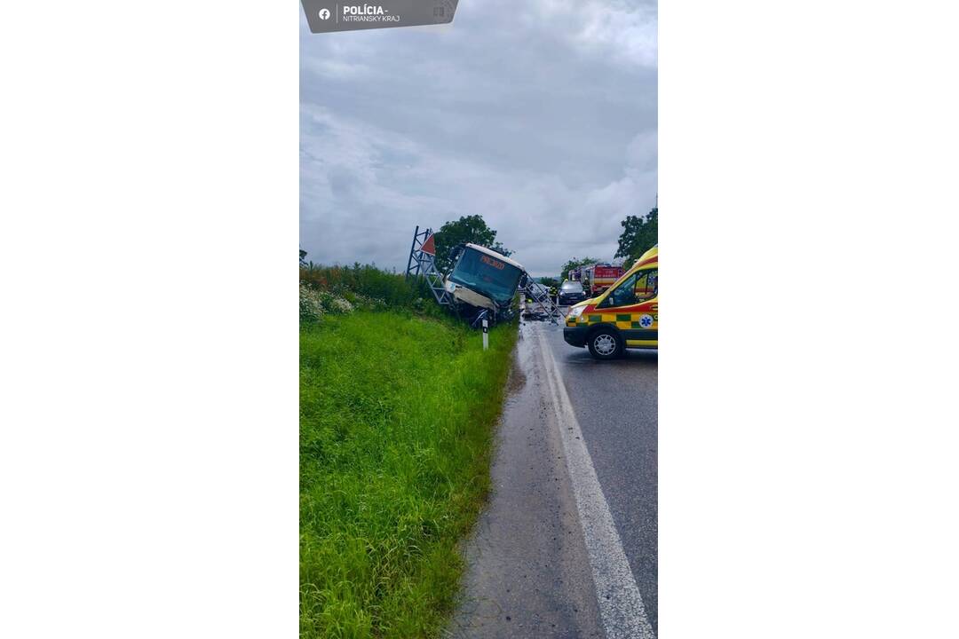 FOTO: Pri Zlatých Moravciach sa zrazil autobus s autom , foto 4