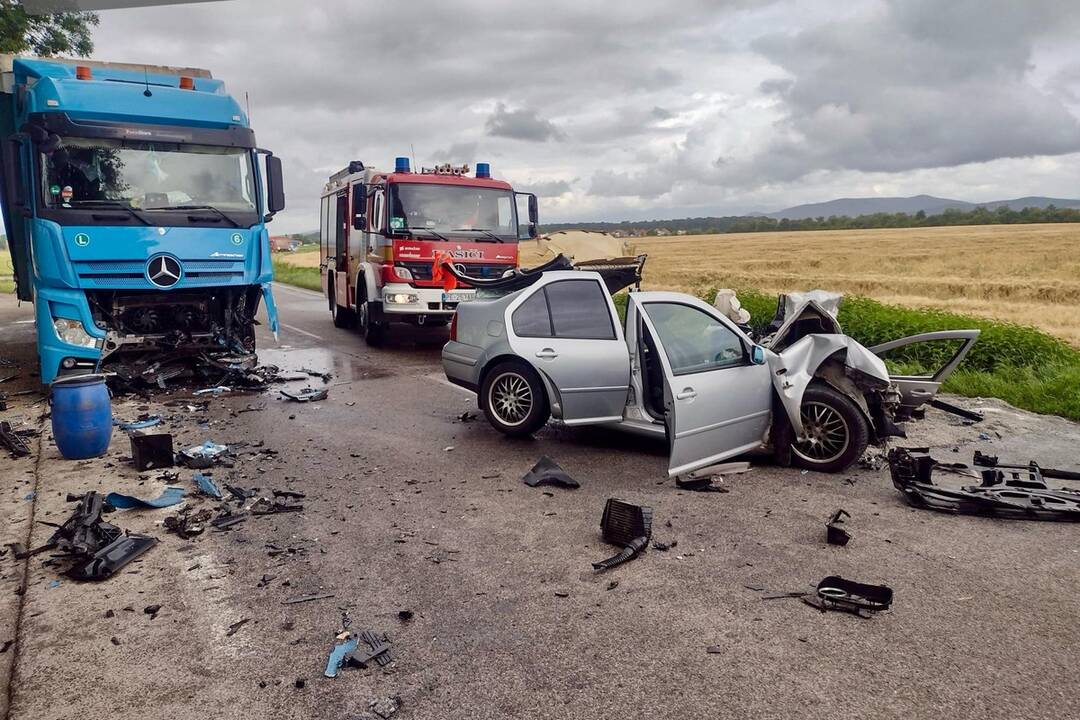 FOTO: Pri nehode v Rajčanoch vyhasol život 35-ročného vodiča, foto 1
