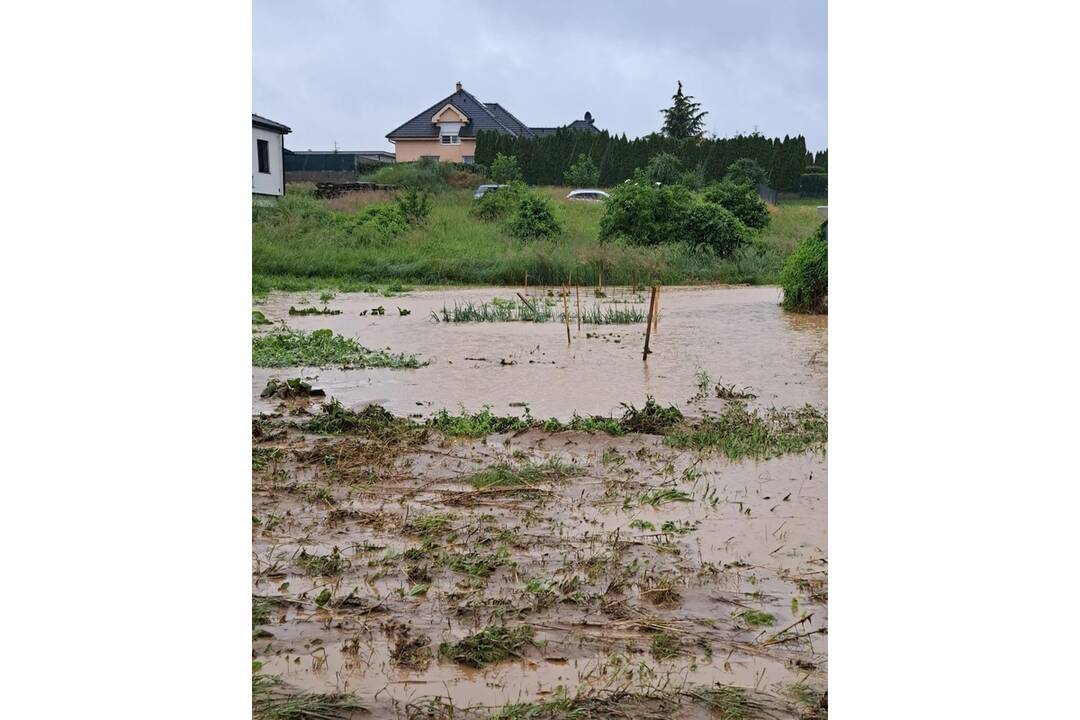 FOTO: Dobrovoľníci pomáhajú odstraňovať následky záplav na Kyneku, foto 4
