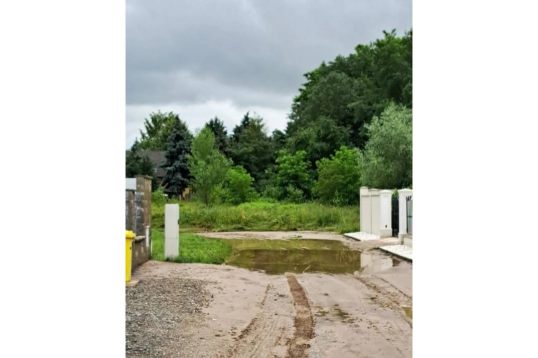 FOTO: Dobrovoľníci pomáhajú odstraňovať následky záplav na Kyneku, foto 5