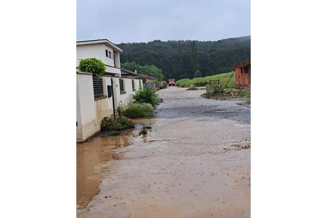FOTO: Dobrovoľníci pomáhajú odstraňovať následky záplav na Kyneku, foto 6