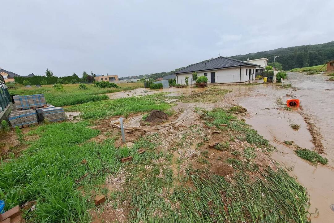 FOTO: Dobrovoľníci pomáhajú odstraňovať následky záplav na Kyneku, foto 7