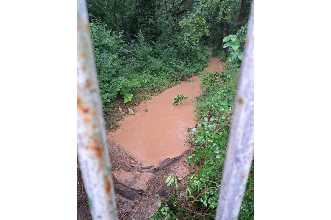 FOTO: Dobrovoľníci pomáhajú odstraňovať následky záplav na Kyneku, foto 8