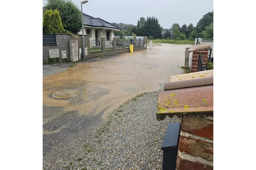 FOTO: Dobrovoľníci pomáhajú odstraňovať následky záplav na Kyneku, foto 9