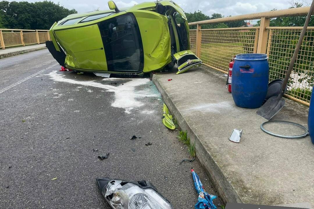 FOTO: Vodička sa prevrátila s autom na moste v Nitrianskej Strede, foto 2