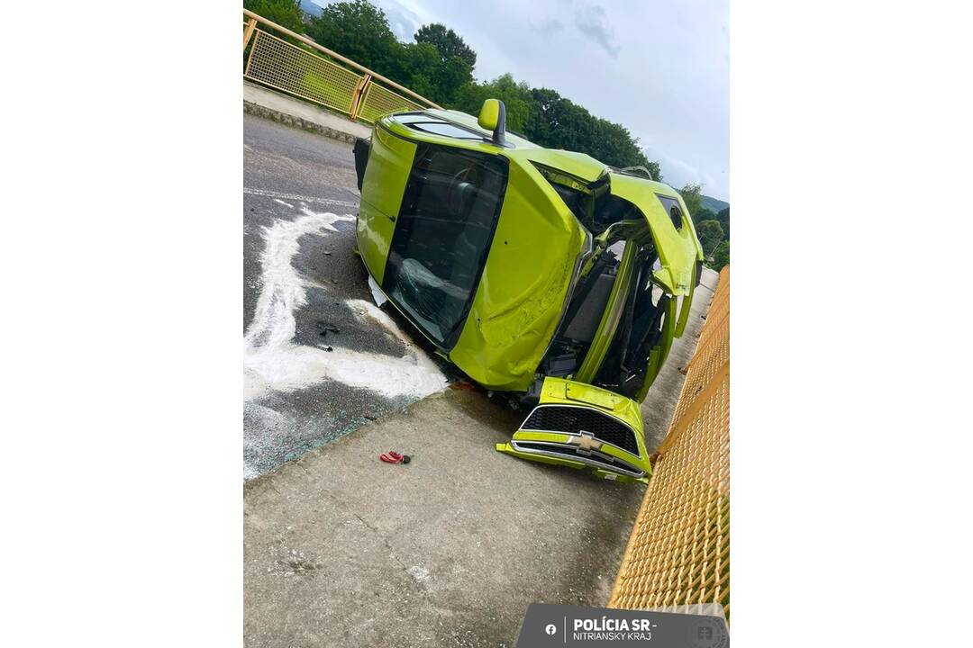 FOTO: Vodička sa prevrátila s autom na moste v Nitrianskej Strede, foto 1