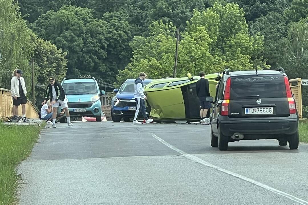 FOTO: Vodička sa prevrátila s autom na moste v Nitrianskej Strede, foto 3