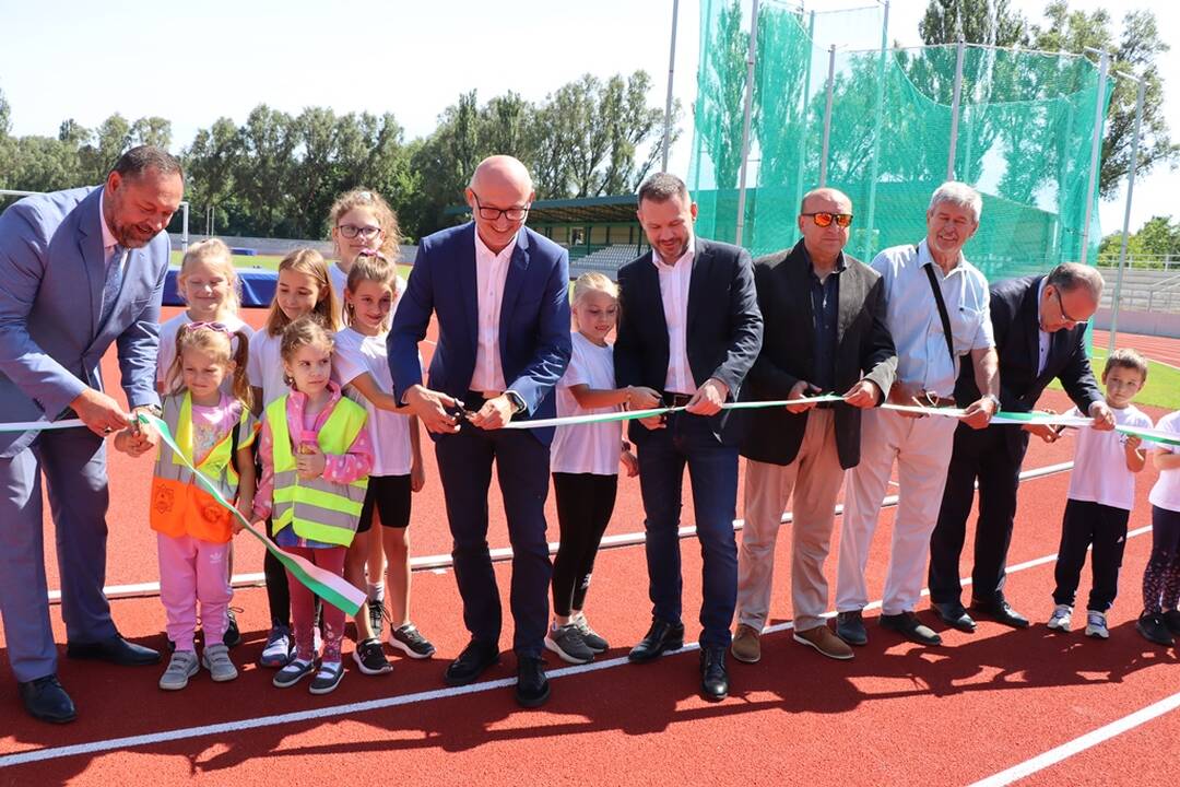 FOTO: V Nových Zámkoch obnovili atletický štadión, foto 1
