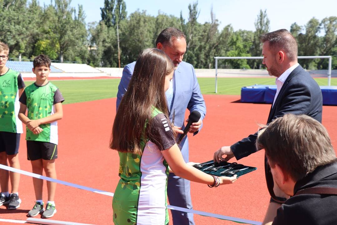FOTO: V Nových Zámkoch obnovili atletický štadión, foto 2