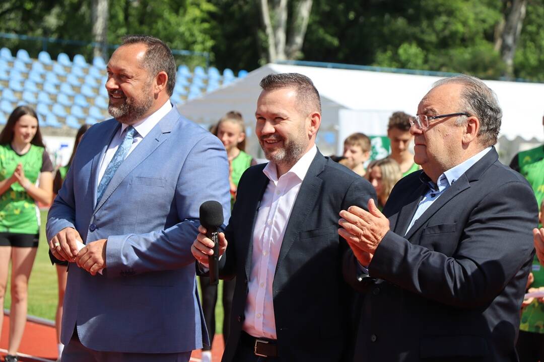 FOTO: V Nových Zámkoch obnovili atletický štadión, foto 4