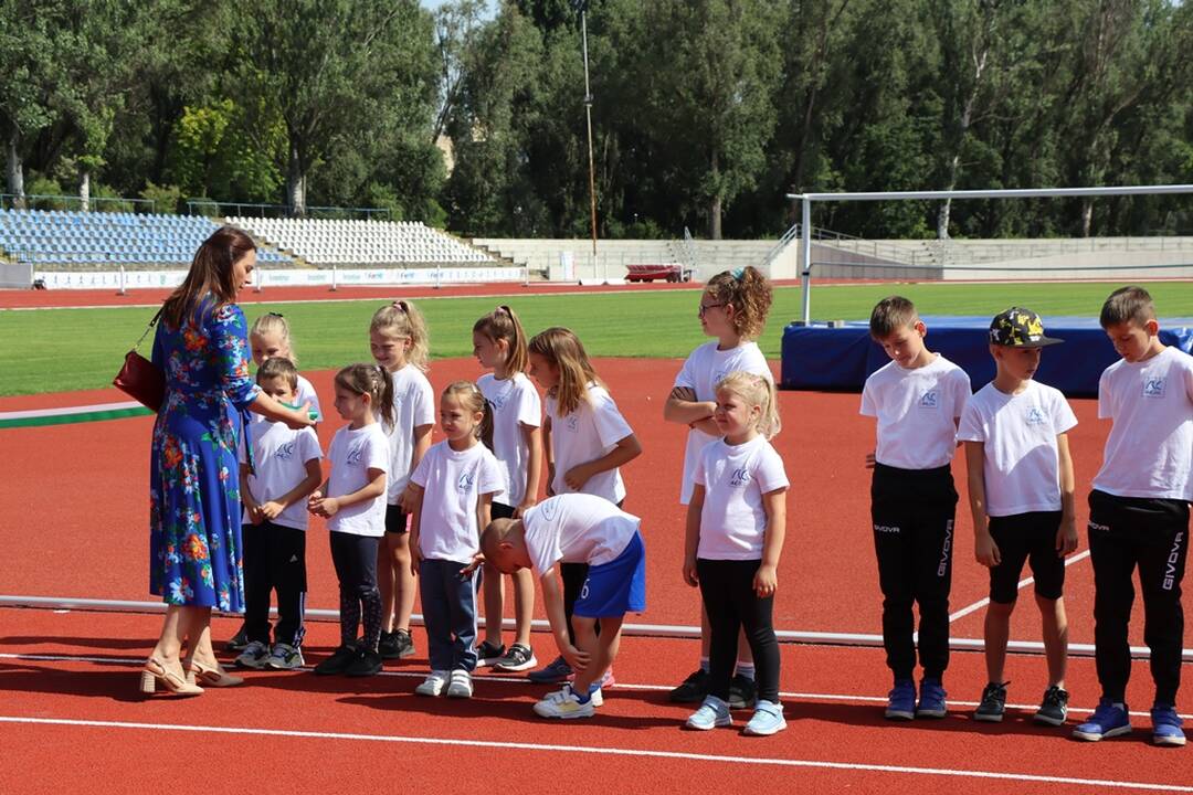 FOTO: V Nových Zámkoch obnovili atletický štadión, foto 9