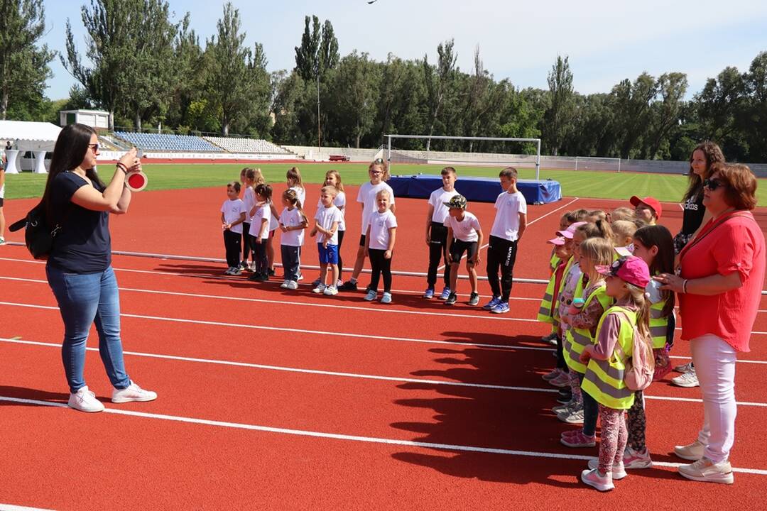 FOTO: V Nových Zámkoch obnovili atletický štadión, foto 12