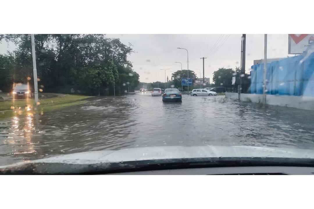 FOTO: V Nitre a okolí vyčíňajú silné búrky, lámu stromy a vytopené sú aj ulice, foto 2