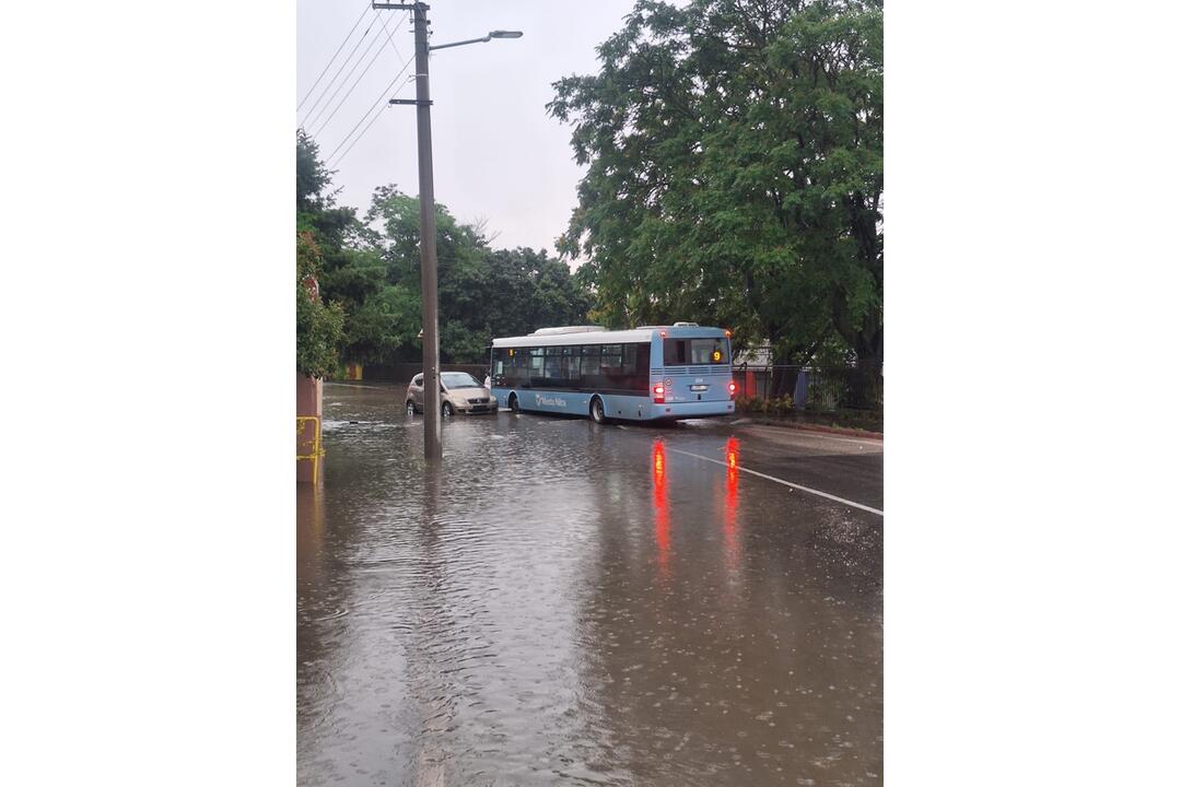 FOTO: V Nitre a okolí vyčíňajú silné búrky, lámu stromy a vytopené sú aj ulice, foto 3