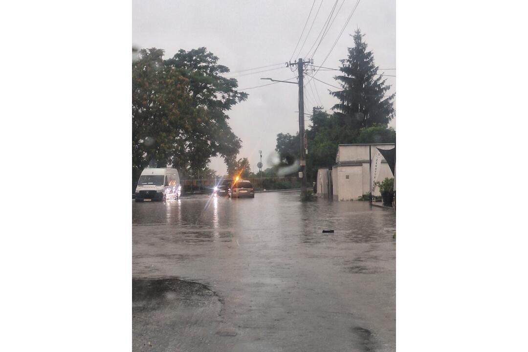FOTO: V Nitre a okolí vyčíňajú silné búrky, lámu stromy a vytopené sú aj ulice, foto 5