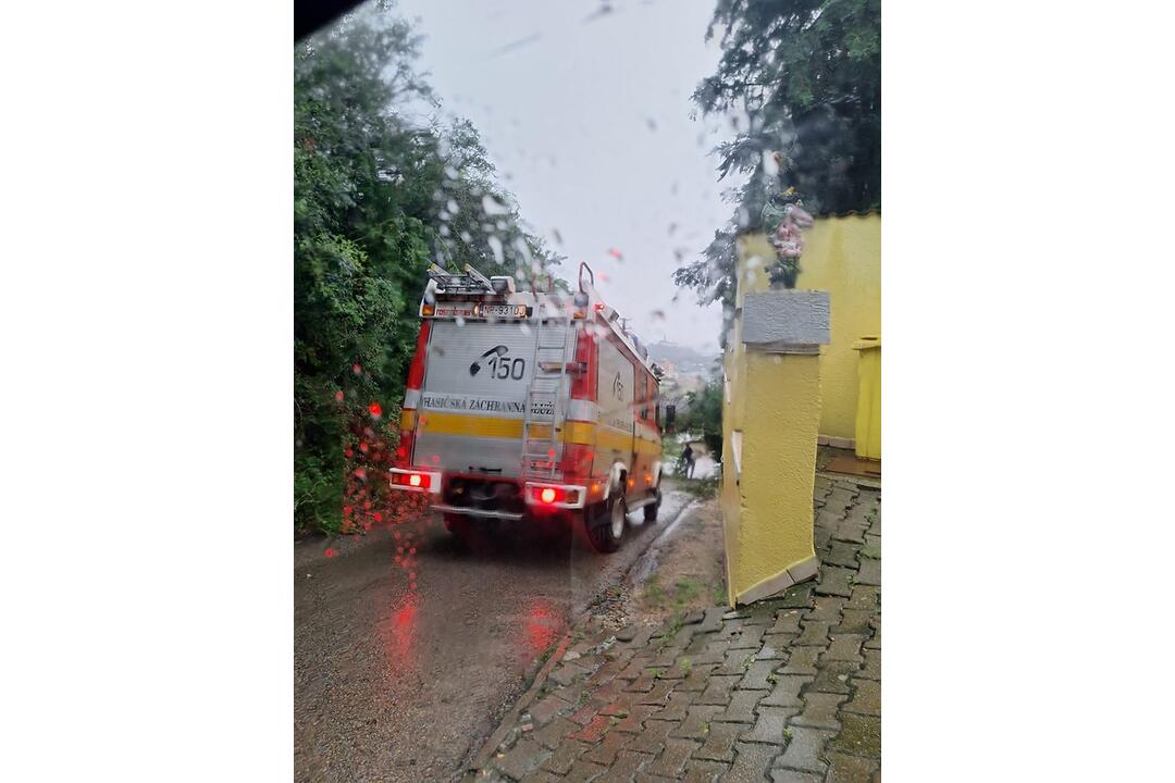 FOTO: V Nitre a okolí vyčíňajú silné búrky, lámu stromy a vytopené sú aj ulice, foto 6