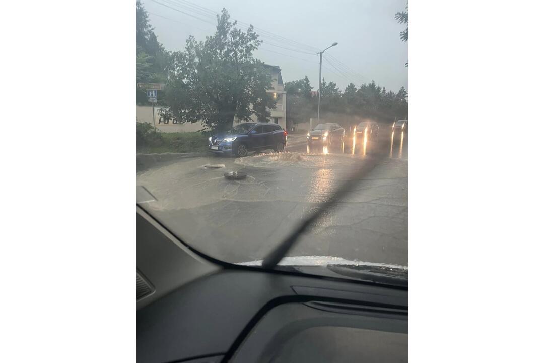 FOTO: V Nitre a okolí vyčíňajú silné búrky, lámu stromy a vytopené sú aj ulice, foto 7
