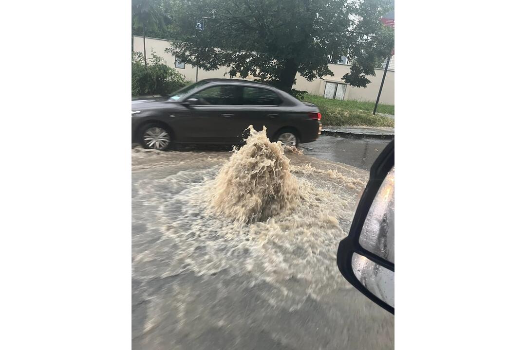 FOTO: V Nitre a okolí vyčíňajú silné búrky, lámu stromy a vytopené sú aj ulice, foto 8