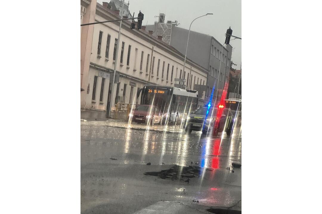FOTO: V Nitre a okolí vyčíňajú silné búrky, lámu stromy a vytopené sú aj ulice, foto 10