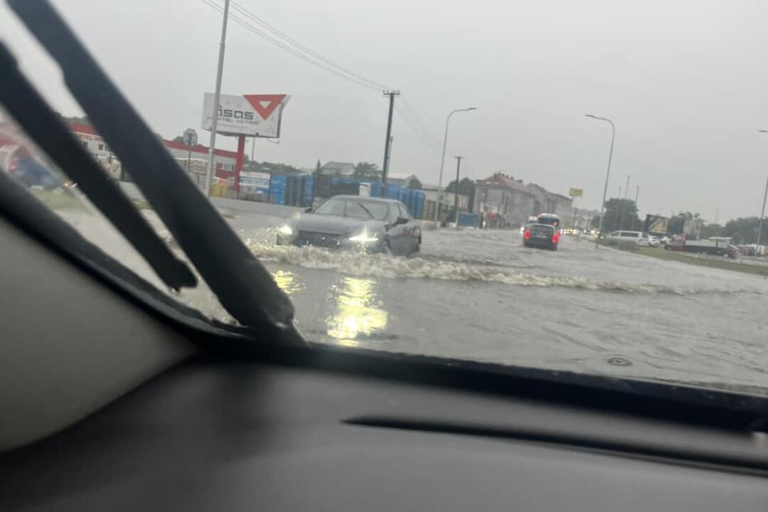 FOTO: V Nitre a okolí vyčíňajú silné búrky, lámu stromy a vytopené sú aj ulice, foto 11