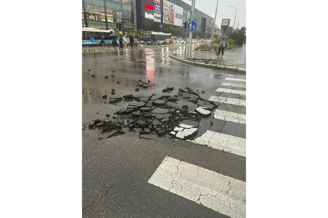 FOTO: V Nitre a okolí vyčíňajú silné búrky, lámu stromy a vytopené sú aj ulice, foto 14
