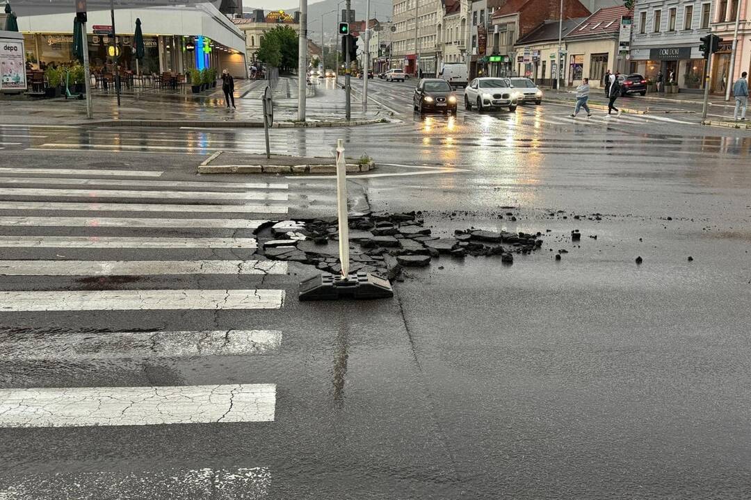 FOTO: V Nitre a okolí vyčíňajú silné búrky, lámu stromy a vytopené sú aj ulice, foto 17