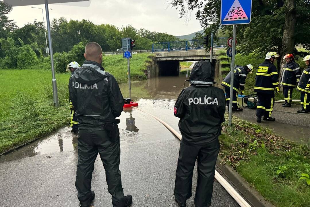 FOTO: V Nitre a okolí vyčíňajú silné búrky, lámu stromy a vytopené sú aj ulice, foto 18