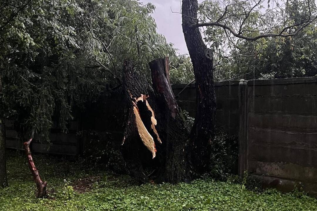 FOTO: Termálne kúpalisko Štrand Nové Zámky zasiahla silná búrka a spôsobila nemalé škody, foto 2