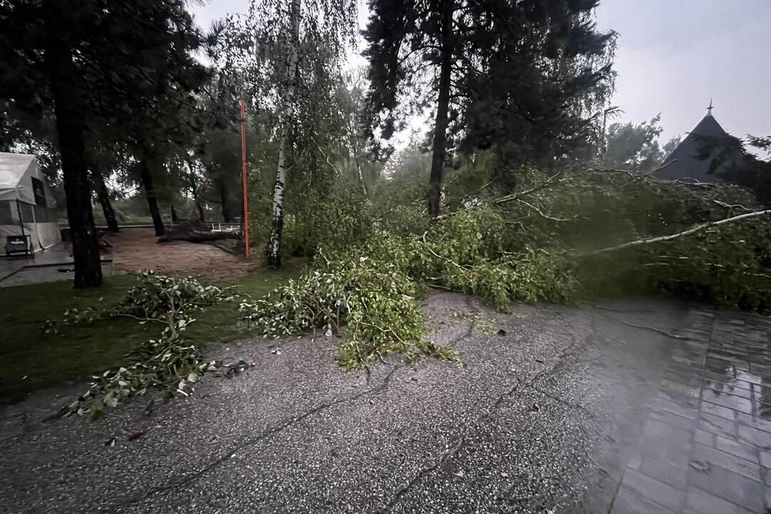 FOTO: Termálne kúpalisko Štrand Nové Zámky zasiahla silná búrka a spôsobila nemalé škody, foto 5