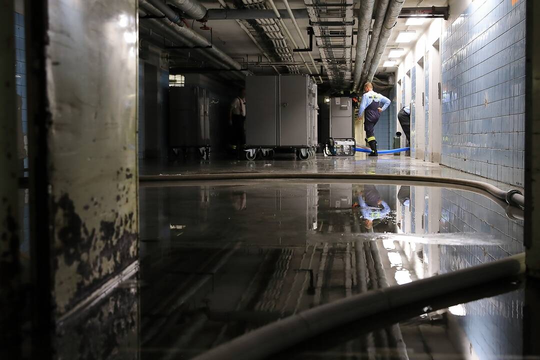 FOTO: Fakultnú nemocnicu v Nových Zámkoch zaplavila voda, celú budovu uzavreli , foto 6