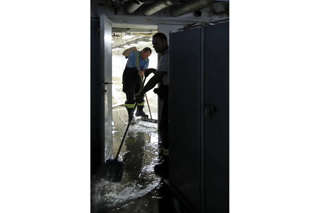 FOTO: Fakultnú nemocnicu v Nových Zámkoch zaplavila voda, celú budovu uzavreli , foto 7