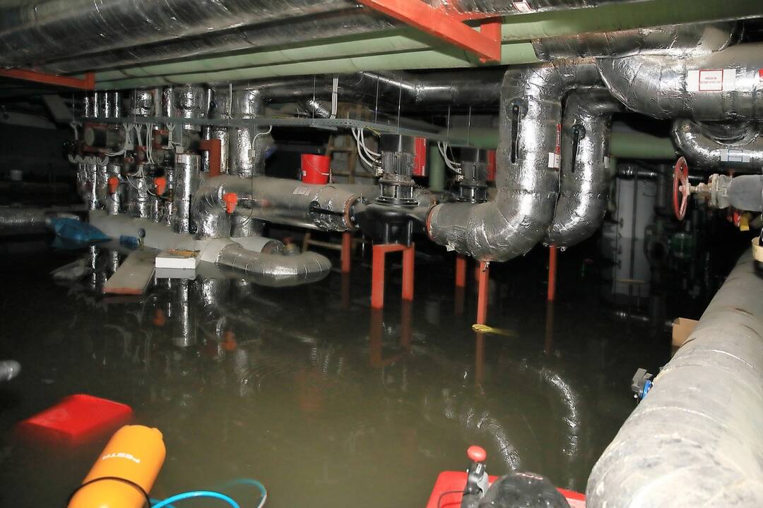 FOTO: Fakultnú nemocnicu v Nových Zámkoch zaplavila voda, celú budovu uzavreli , foto 5