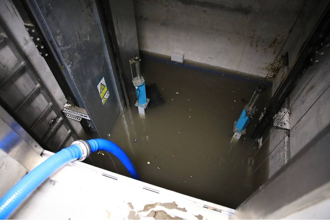 FOTO: Fakultnú nemocnicu v Nových Zámkoch zaplavila voda, celú budovu uzavreli , foto 8