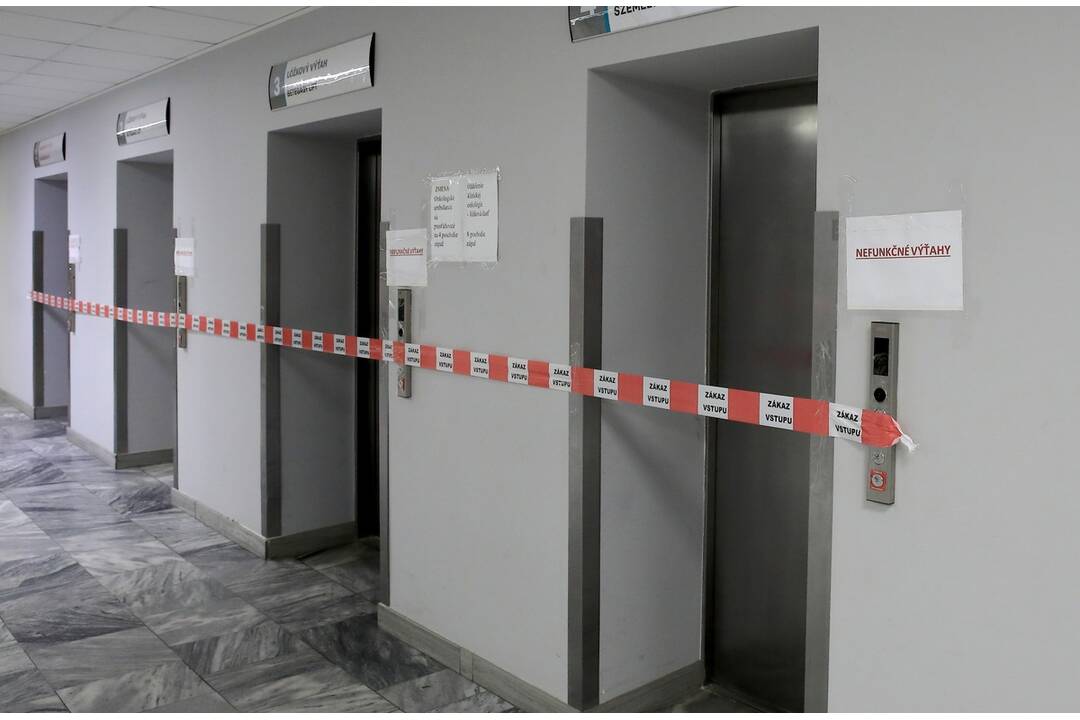 FOTO: Fakultnú nemocnicu v Nových Zámkoch zaplavila voda, celú budovu uzavreli , foto 9