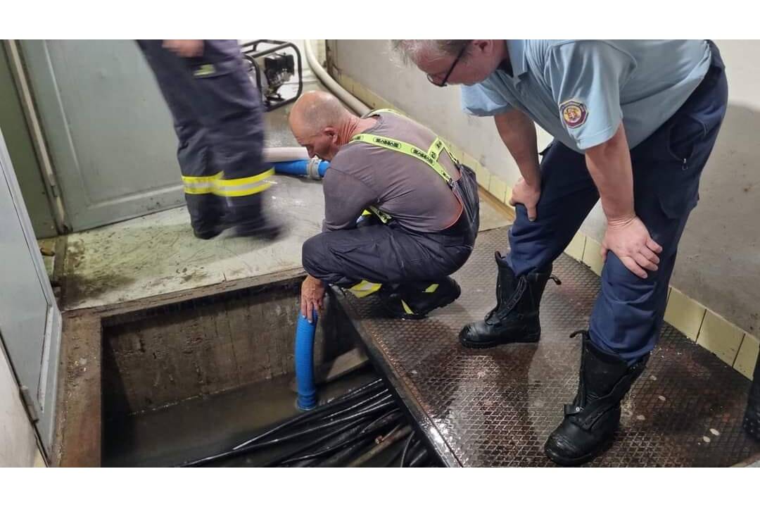 FOTO: Fakultnú nemocnicu v Nových Zámkoch zaplavila voda, celú budovu uzavreli , foto 10