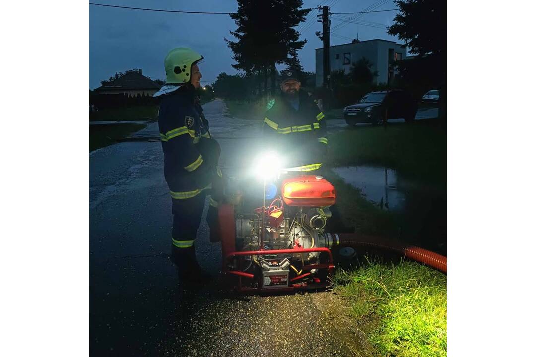 FOTO: Včerajší zásah dobrovoľných hasičov z Palárikova, foto 1