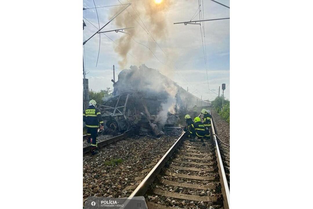 FOTO: Tragická zrážka vlaku s autobusom pri Nových Zámkoch: Rušeň zachvátil požiar, foto 3